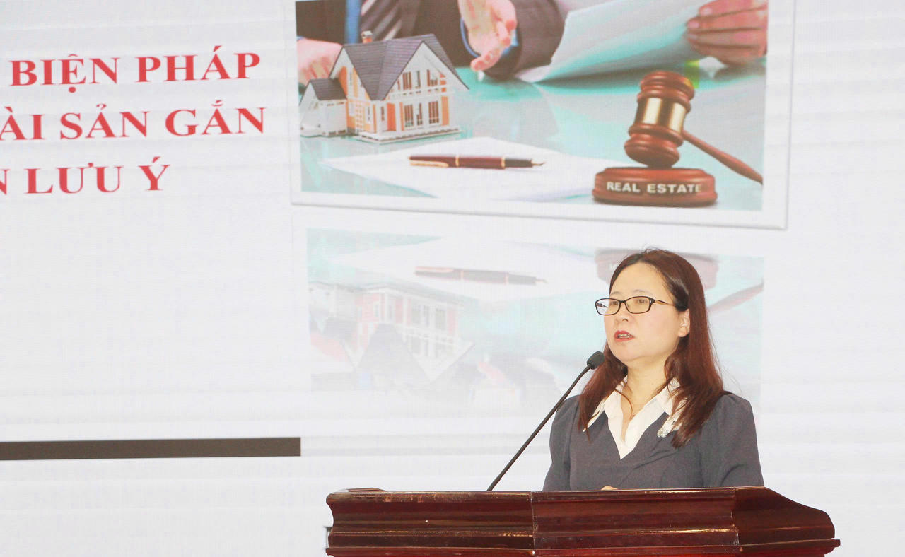 Bà Nguyễn Thị Thu Hằng - Phó Cục trưởng Cục Đăng ký giao dịch bảo đảm và bồi thường nhà nước, Bộ Tư pháp phát biểu tại Hội nghị