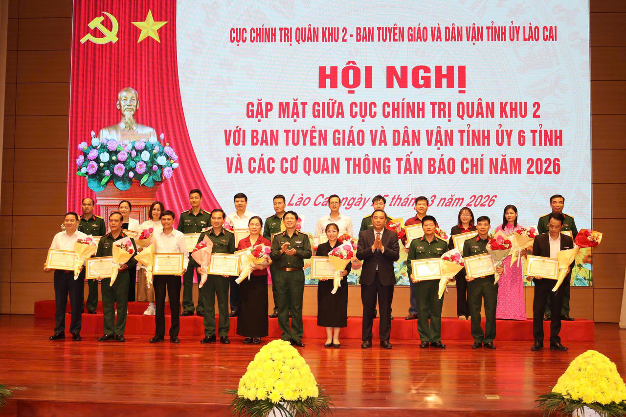 Trao tặng Bằng khen cho các tập thể và cá nhân có thành tích xuất sắc trong công tác phối hợp tuyên truyền nhiệm vụ quân sự, quốc phòng và thực hiện công tác Dân vận năm 2025.