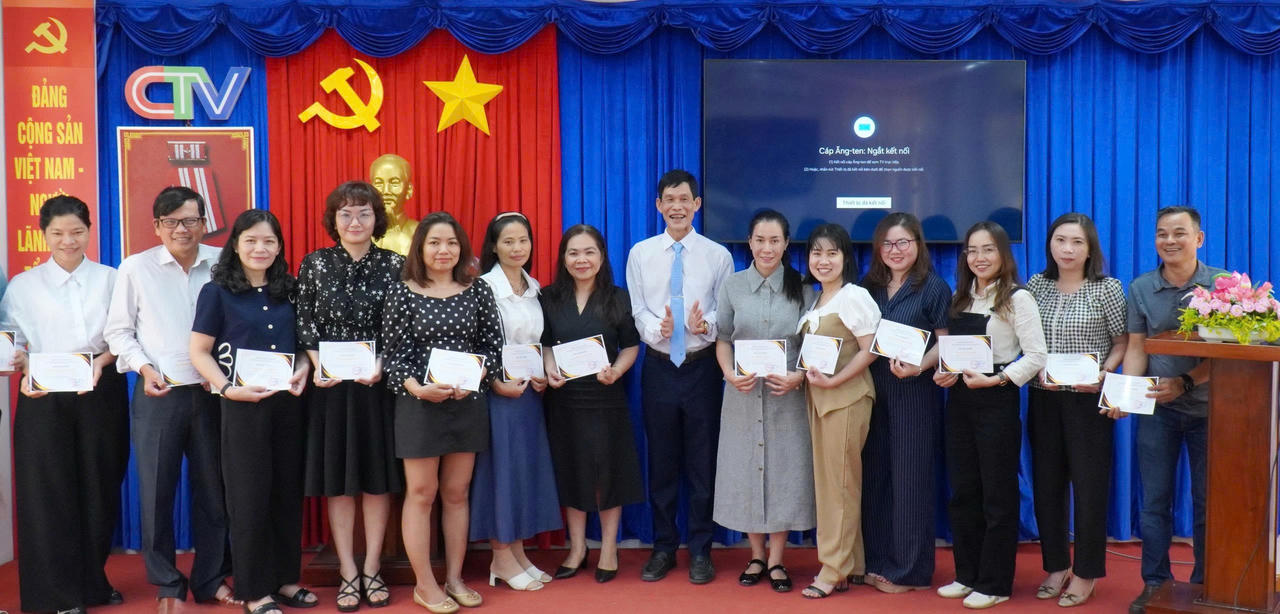 &nbsp;TS. Phạm Quốc Sử - Phó Giám đốc Sở Tư pháp Cà Mau, trao Giấy xác nhận của Hội đồng Phối hợp phổ biến, giáo dục pháp luật tỉnh cho các phóng viên đã hoàn thành khóa tập huấn kỹ năng truyền thông chính sách dự thảo văn bản quy phạm pháp luật năm 2026.