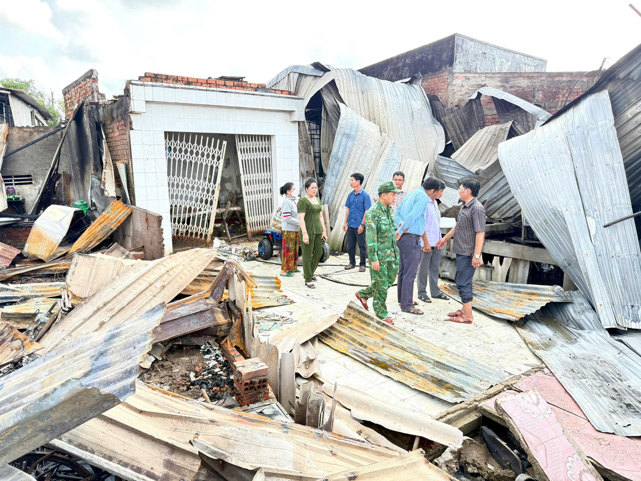 Chính quyền địa phương tiến hành khảo sát, thống kê tài sản của người dân bị thiệt hại. (Ảnh: Thiên Bảo)