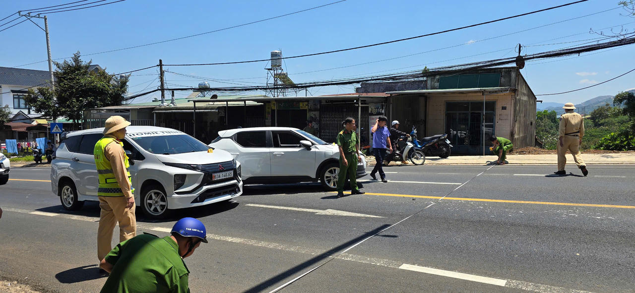 Nam thanh niên chặn đầu, đập vỡ kính xe taxi chở vợ