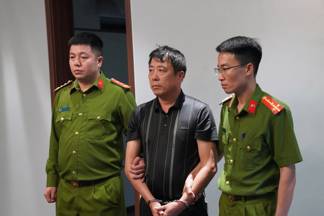 Bắt và khám xét nơi ở của đối tượng Nguyễn Văn Thức, Giám đốc Công ty TNHH thương mại Tỉnh Tuấn. Ảnh: Công an tỉnh Phú Thọ