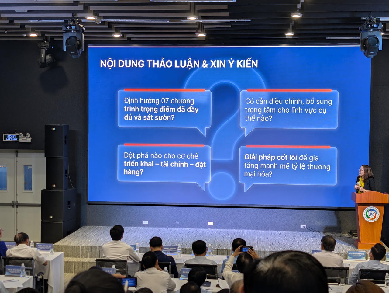 Bà Nguyễn Thị Thu Sương, Trưởng phòng Phát triển Khoa học và Công nghệ trình bày báo cáo trọng tâm về 7 chương trình trọng điểm.