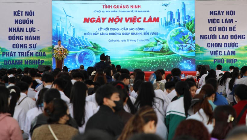 Ngày hội việc làm kết nối cung - cầu lao động thu hút sự tham gia của 21 doanh nghiệp trong các khu công nghiệp khu vực miền Đông của tỉnh Quảng Ninh, cùng gần 600 học sinh và người lao động.