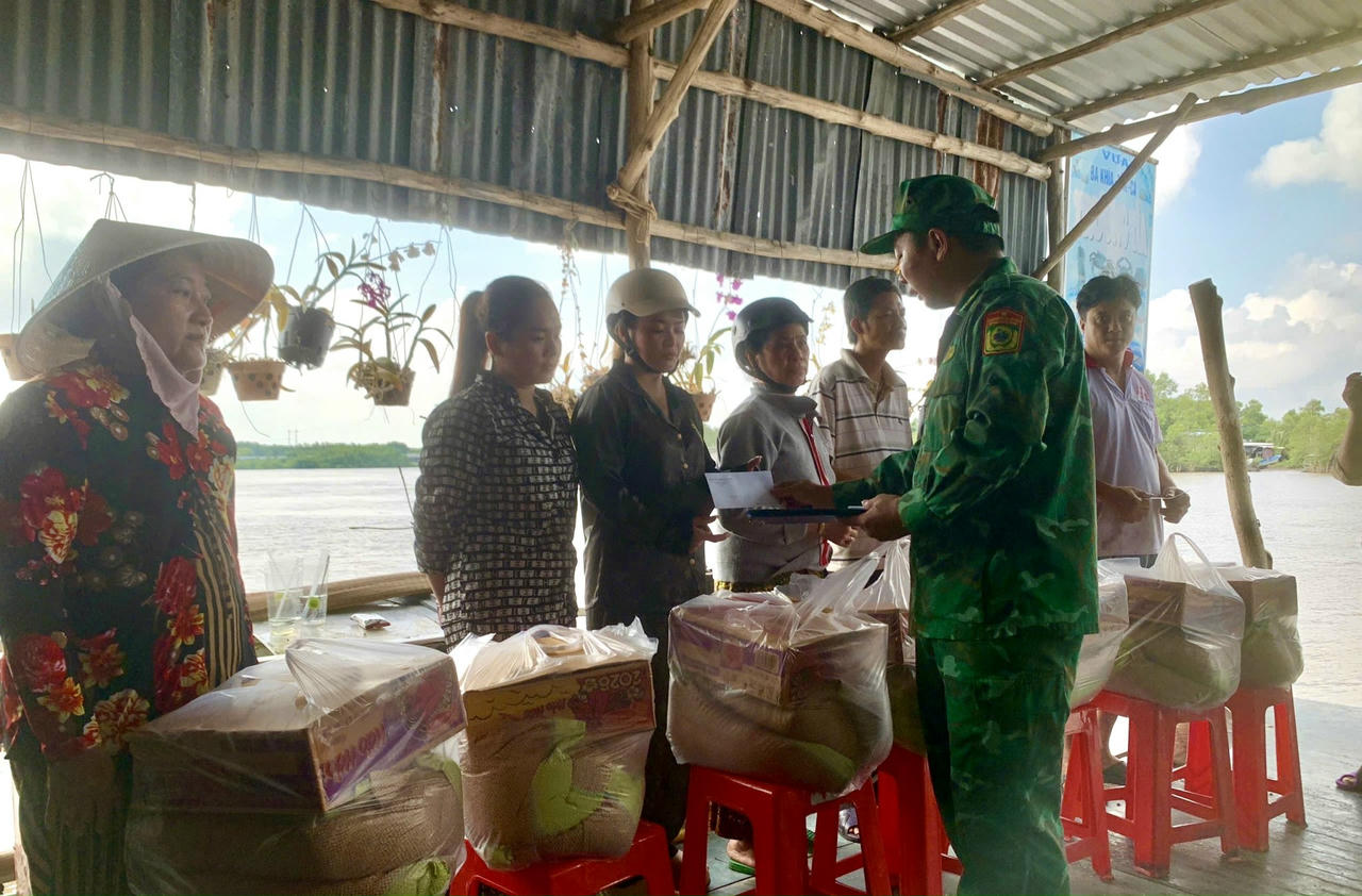 Đồn Biên phòng Tân Tiến (BĐBP tỉnh Cà Mau) kịp thời thăm hỏi, động viên và tặng quà cho các hộ dân có nhà bị cháy. (Ảnh: Thiên Bảo)