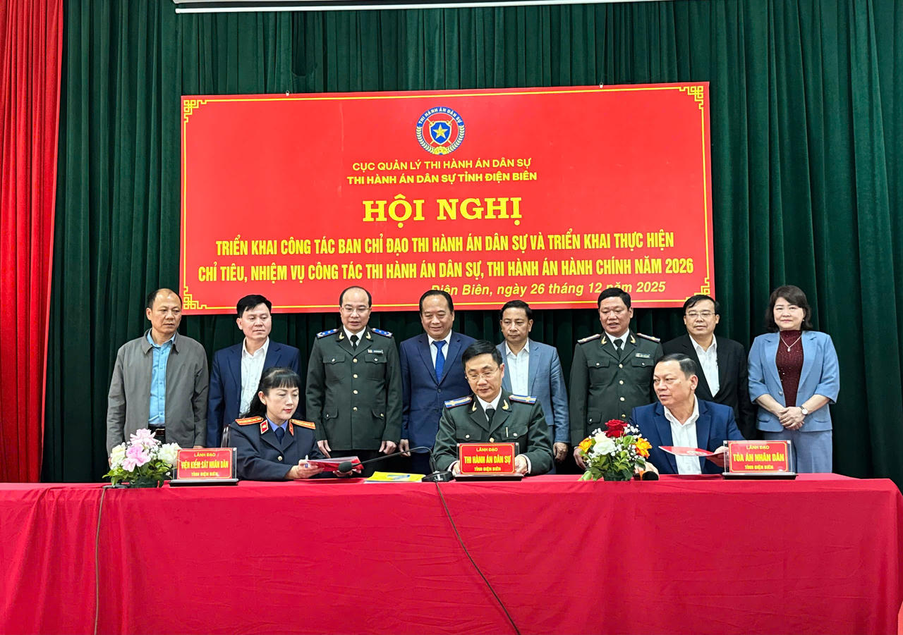 Ông Nguyễn Thắng Lợi, Cục trưởng Cục Quản lý THADS, Bộ Tư pháp và Phó Chủ tịch UBND tỉnh Điện Biên Nguyễn Minh Phú dự và chỉ đạo ký các quy chế phối hợp trong công tác THADS.