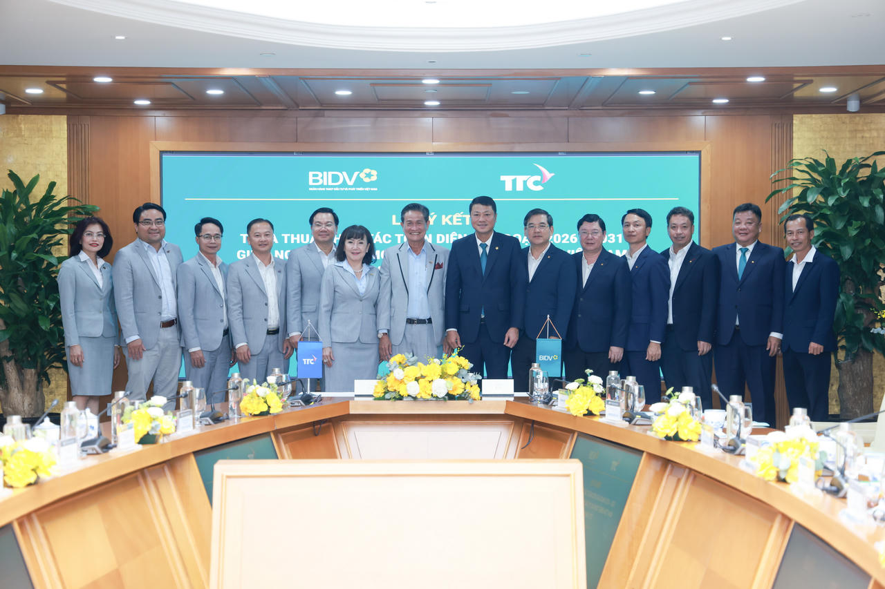 Các đại biểu chúc mừng thành công Lễ ký kết thỏa thuận hợp tác