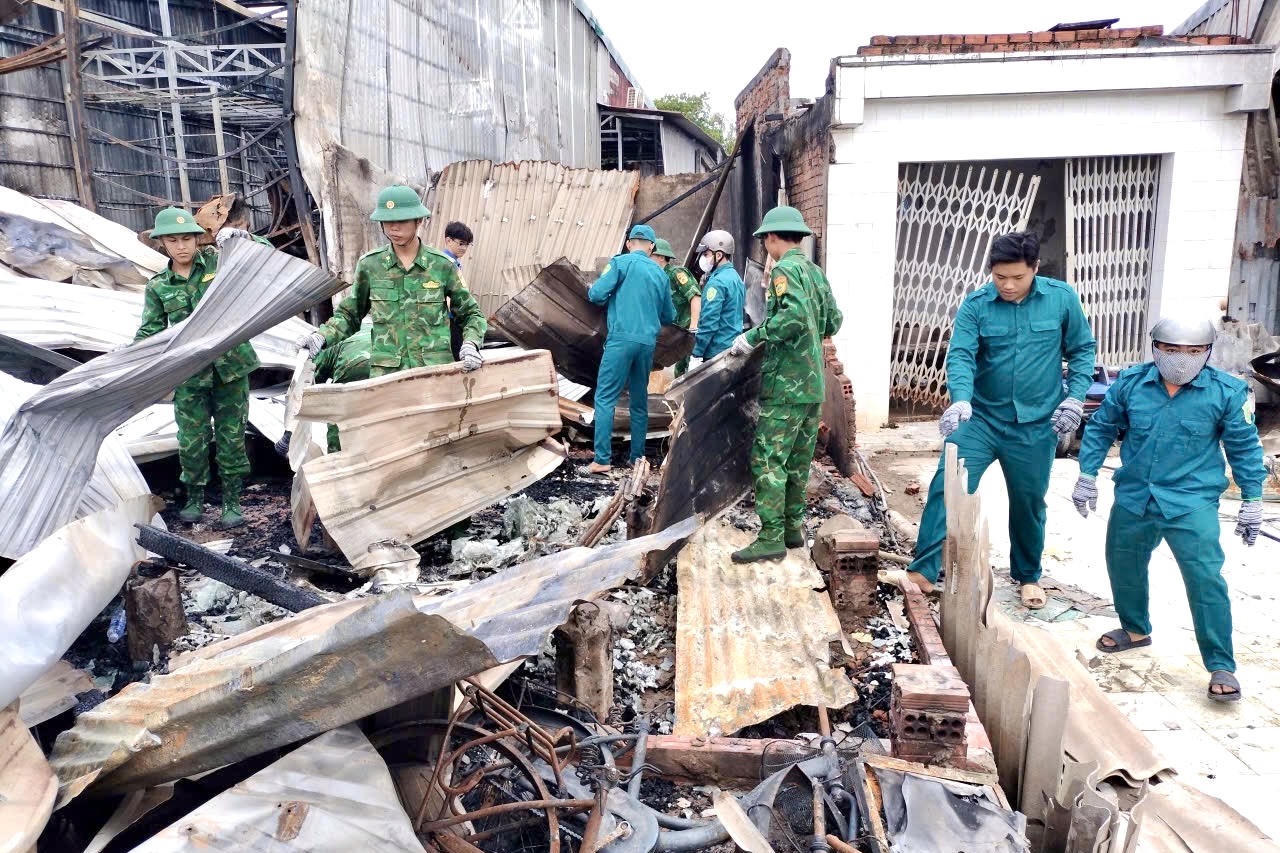 Cà Mau: BĐBP hỗ trợ người dân sau vụ cháy trong đêm