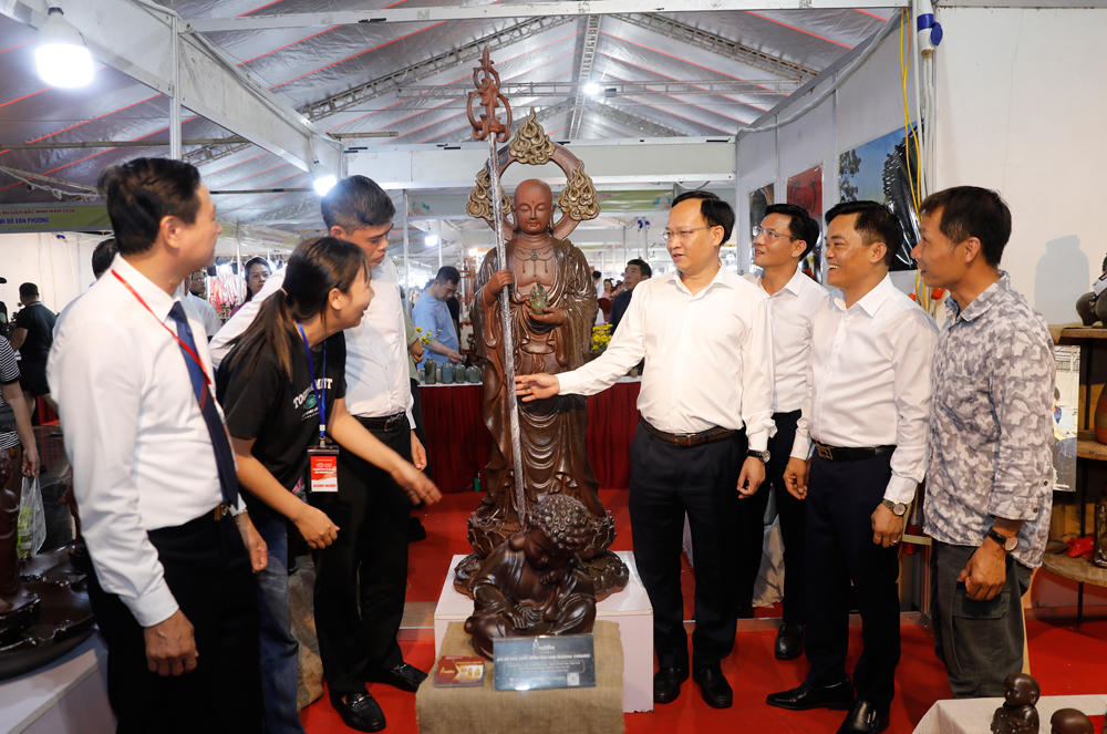 Các đại biểu tham quan các gian trưng bày sản phẩm tại hội chợ.