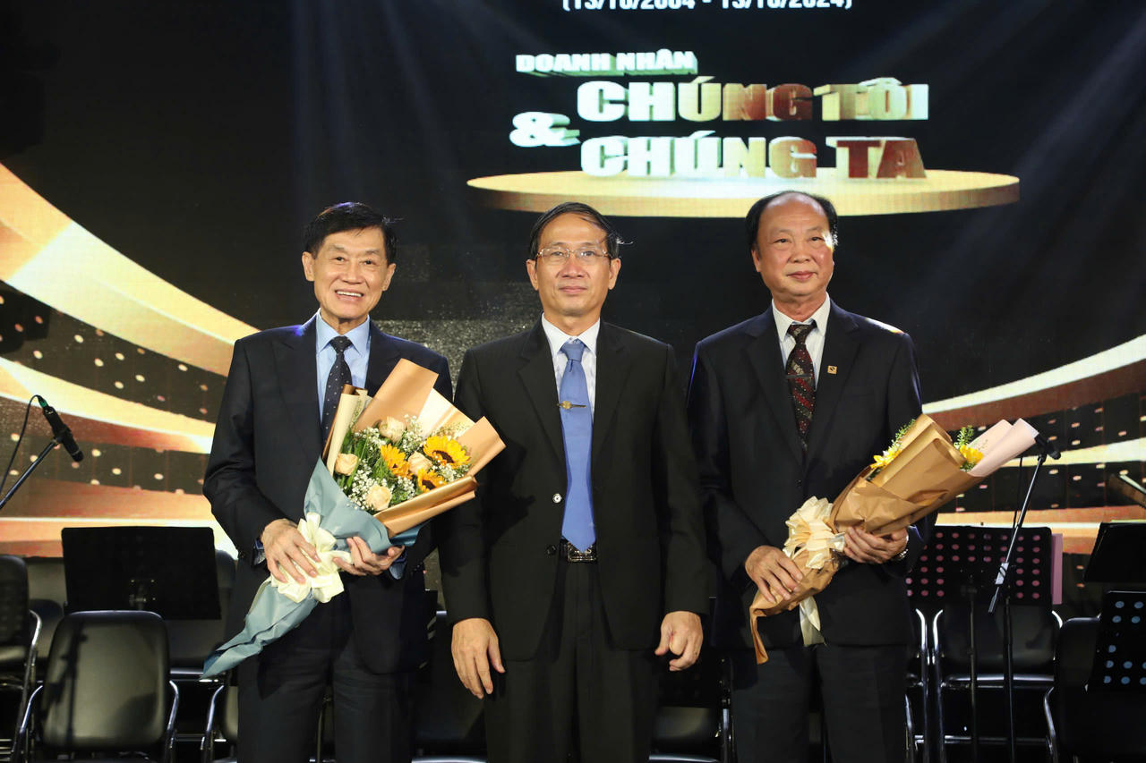 Doanh nhân Nguyễn Đình Thắng (bìa phải) được vinh danh là người tiên phong trong lĩnh vực Công nghệ thông tin từ năm 1983 - 2024 tại TP Hồ Chí Minh.