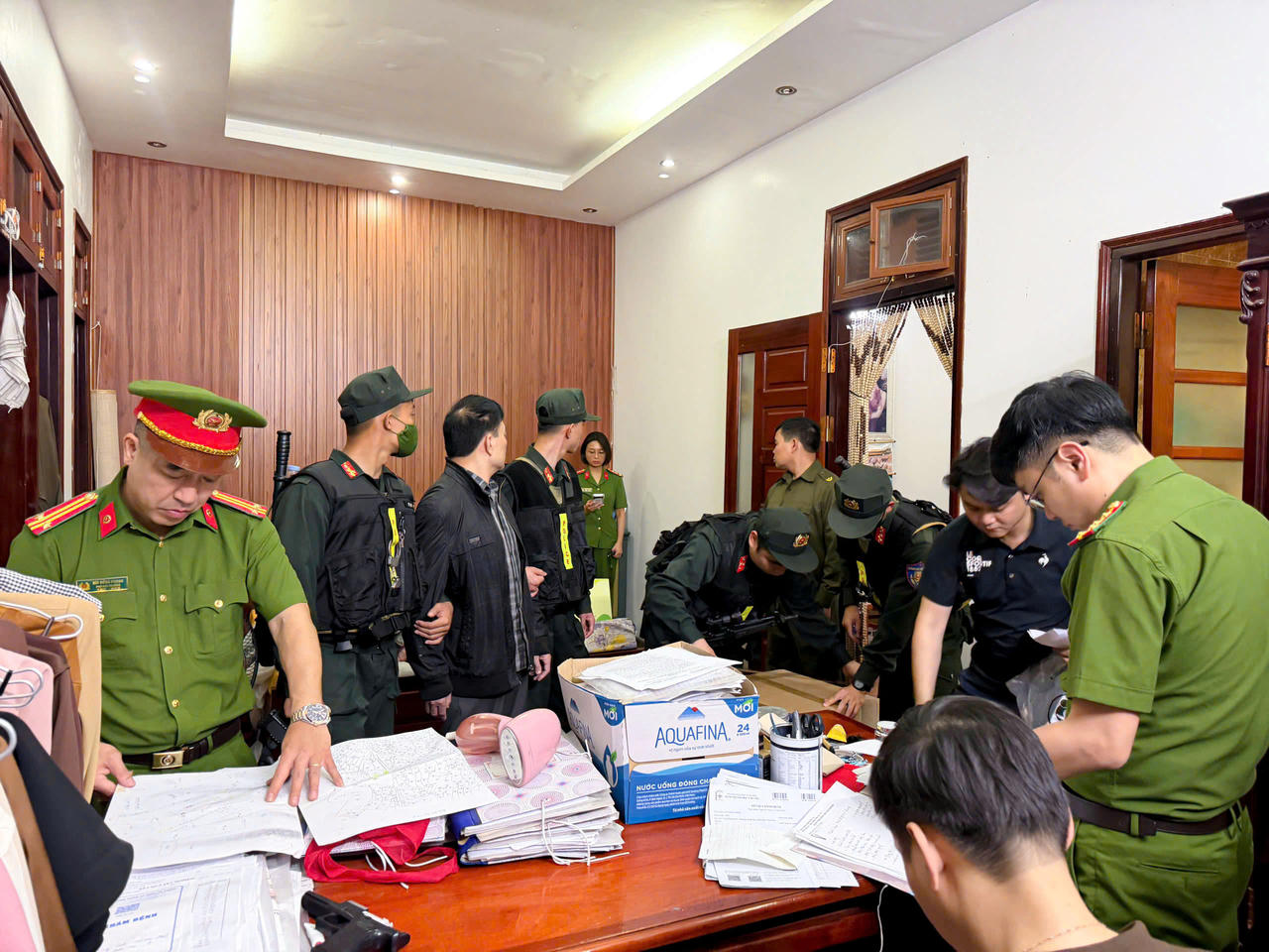 Bắt giữ khẩn cấp 10 đối tượng 'xã hội đen' núp bóng doanh nghiệp