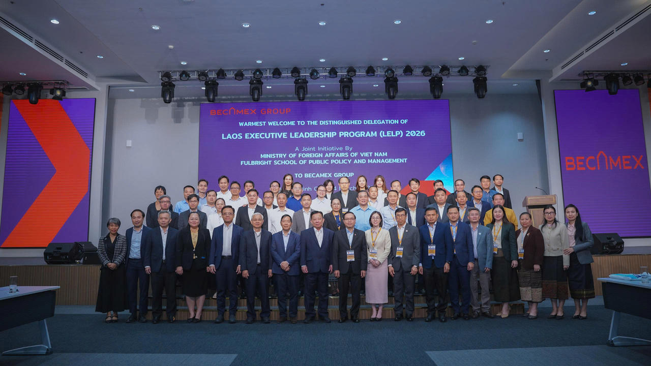 Đoàn lãnh đạo Lào và lãnh đạo Tập đoàn Becamex chụp ảnh lưu niệm, đánh dấu chuyến khảo sát trong chương trình LELP 2026.