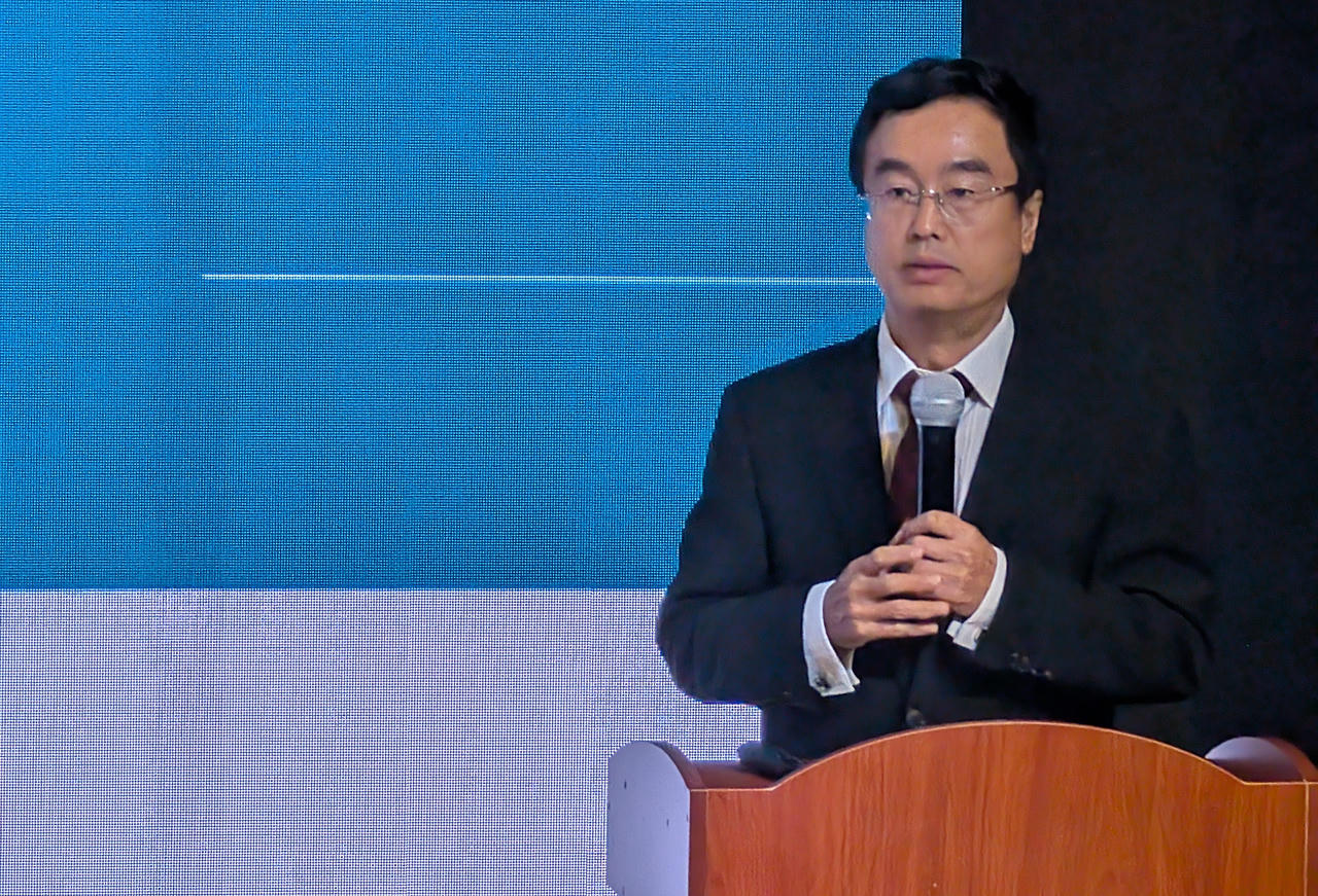 GS.TS Võ Xuân Vinh, Viện trưởng Viện Nghiên cứu Kinh doanh, Trường Đại học Kinh tế TP Hồ Chí Minh khẳng định vai trò nền tảng của Khoa học Xã hội và Nhân văn trong việc định hình các chính sách quản trị đô thị hiện đại và bền vững.