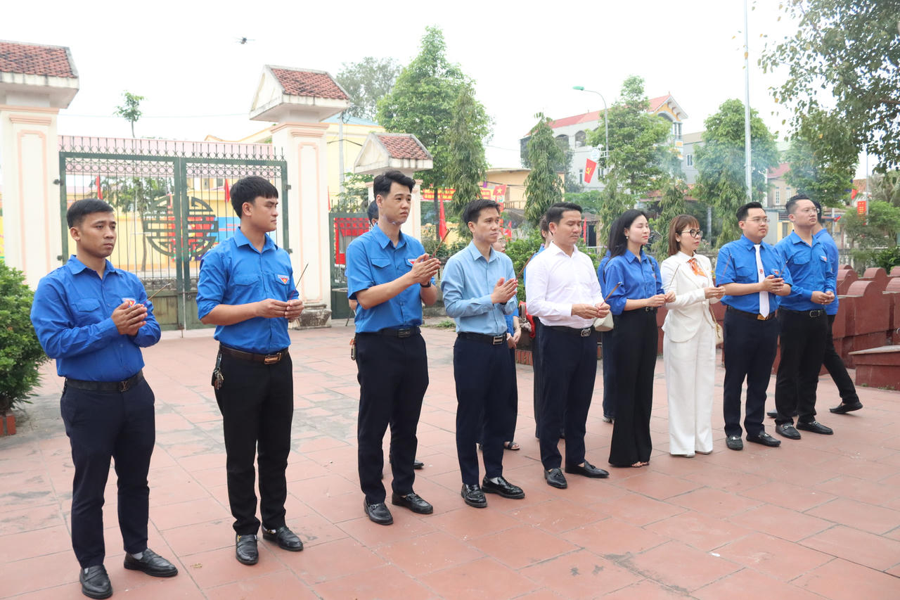 Đoàn dâng hương tại Nghĩa trang liệt sĩ