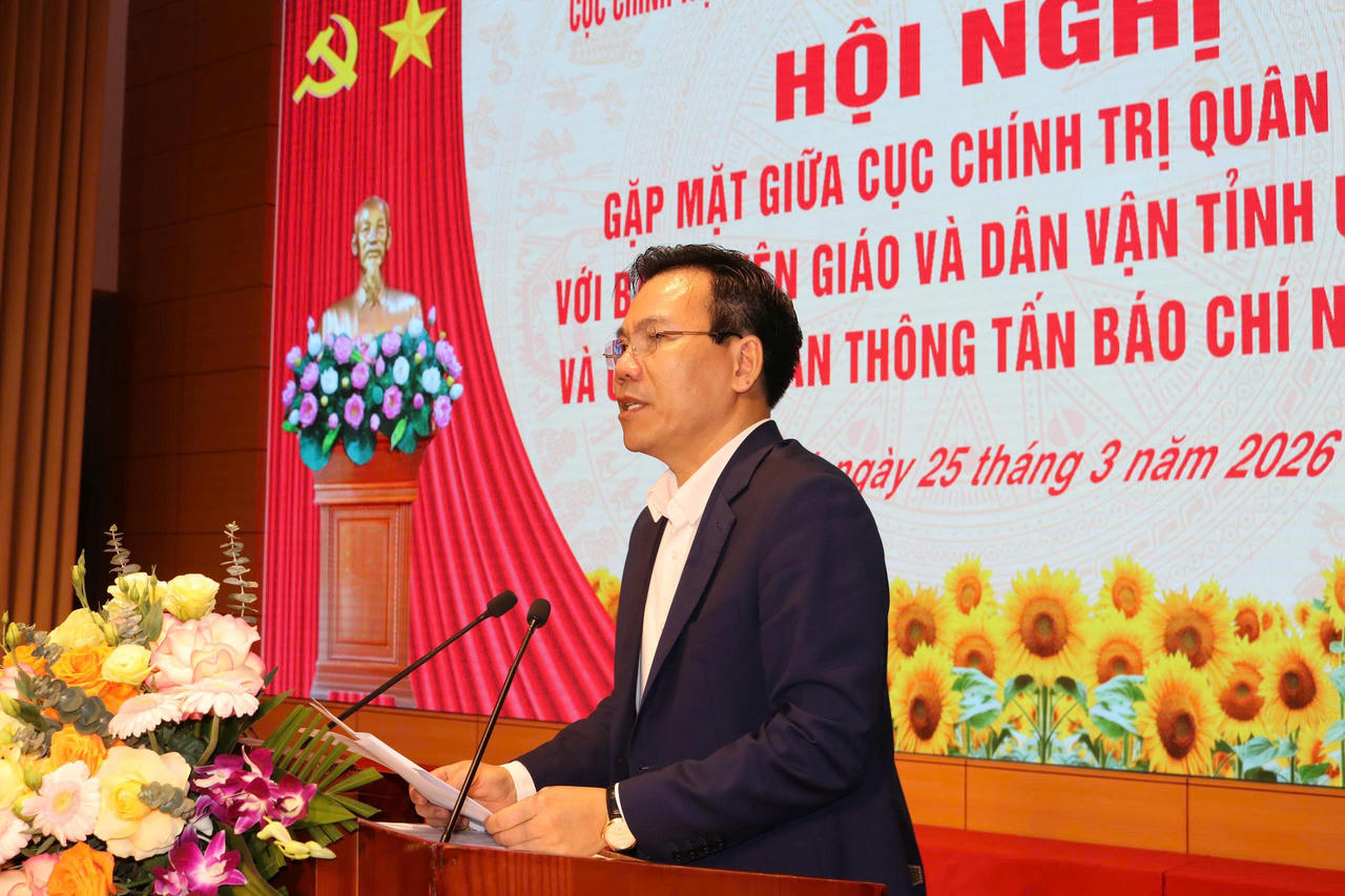 Ông Dương Đức Huy, Trưởng Ban Tuyên giáo và Dân vận Tỉnh ủy Lào Cai phát biểu tại hội nghị.