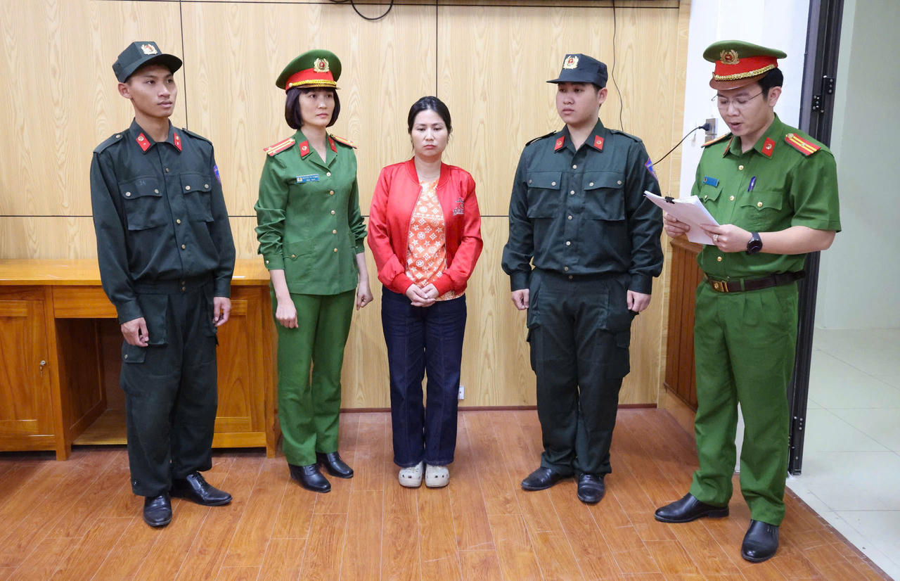 Cơ quan CSĐT Công an tỉnh Phú Thọ ra Lệnh giữ người trong trường hợp khẩn cấp và Quyết định tạm giữ hình sự đối với Bùi Thị Sang. Ảnh: Công an tỉnh Phú Thọ