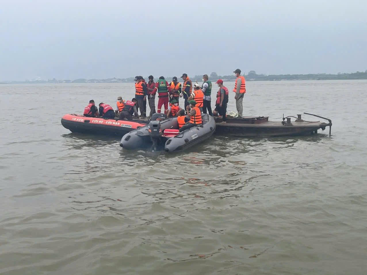 Tìm thấy thi thể thứ 2 trong vụ xà lan bị lật trên sông Hồng