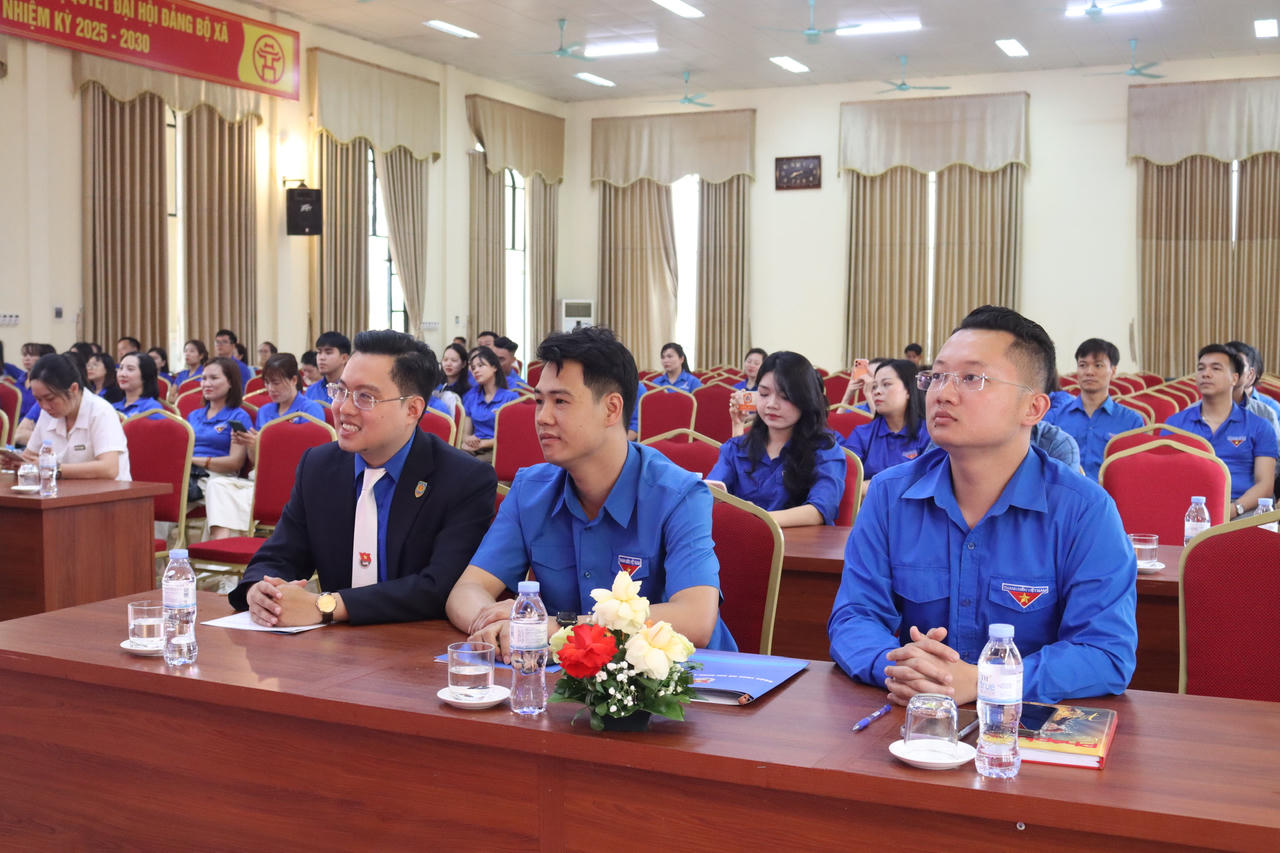 Tuổi trẻ Báo Pháp luật Việt Nam trao tặng tủ sách thanh niên, công trình số hoá nghĩa trang liệt sĩ