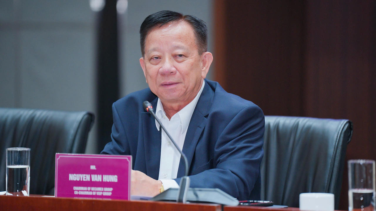 Ông Nguyễn Văn Hùng chia sẻ kinh nghiệm phát triển hệ sinh thái công nghiệp – đô thị – dịch vụ của Tập đoàn Becamex đến đoàn công tác Lào.