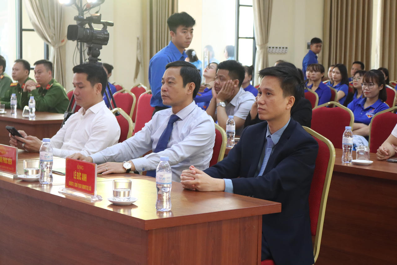 Tuổi trẻ Báo Pháp luật Việt Nam trao tặng tủ sách thanh niên, công trình số hoá nghĩa trang liệt sĩ