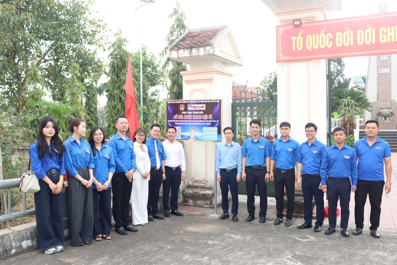 Tuổi trẻ Báo Pháp luật Việt Nam trao tặng tủ sách thanh niên, công trình số hoá nghĩa trang liệt sĩ