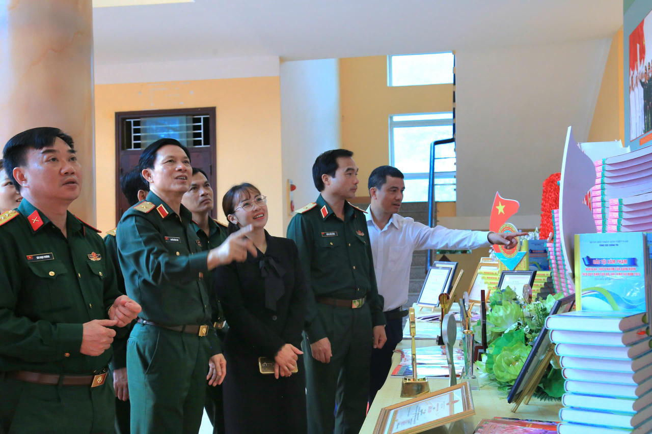 Các đại biểu tham quan triển lãm ảnh tại hội nghị.