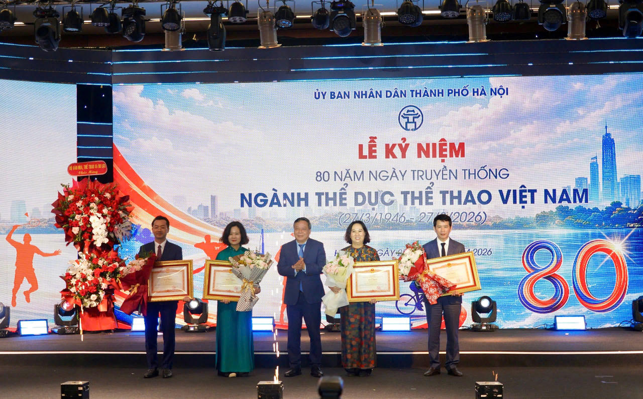 Phó Bí thư Thành ủy Hà Nội Nguyễn Văn Phong trao Bằng khen của Thủ tướng Chính phủ cho Sở Văn hóa và Thể thao Hà Nội và các cá nhân.