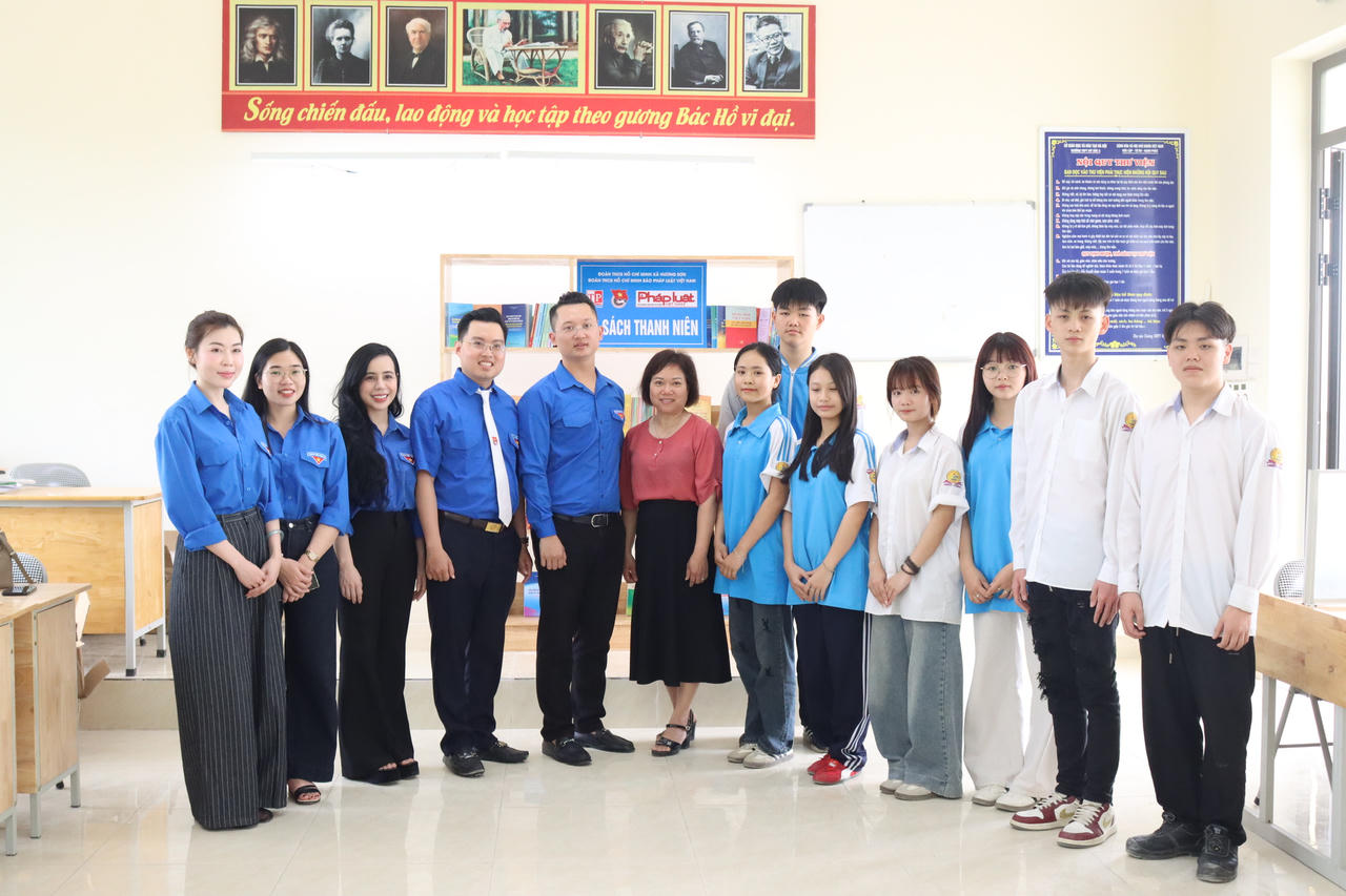 Tuổi trẻ Báo Pháp luật Việt Nam trao tặng tủ sách thanh niên, công trình số hoá nghĩa trang liệt sĩ
