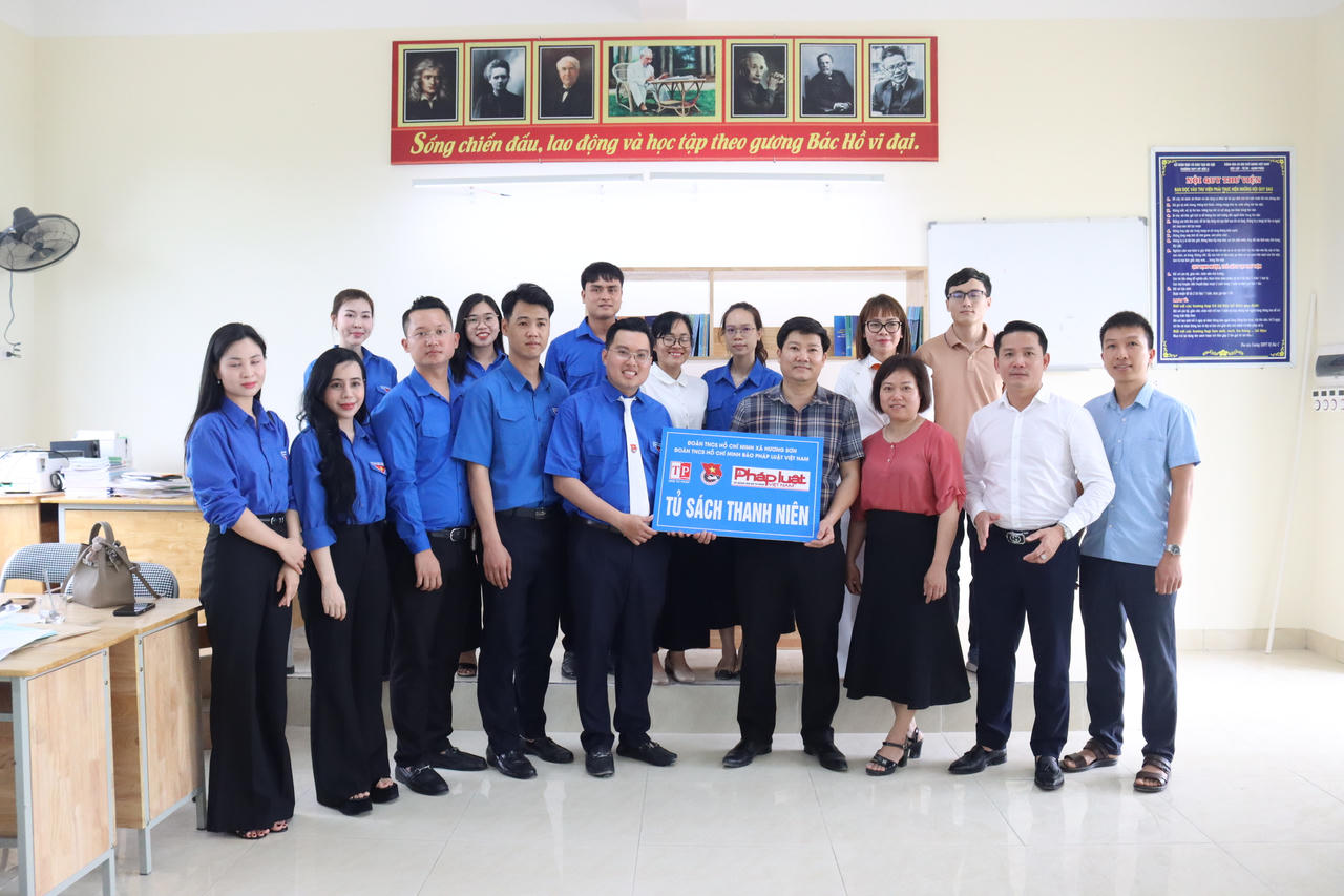 Tuổi trẻ Báo Pháp luật Việt Nam trao tặng tủ sách thanh niên, công trình số hoá nghĩa trang liệt sĩ
