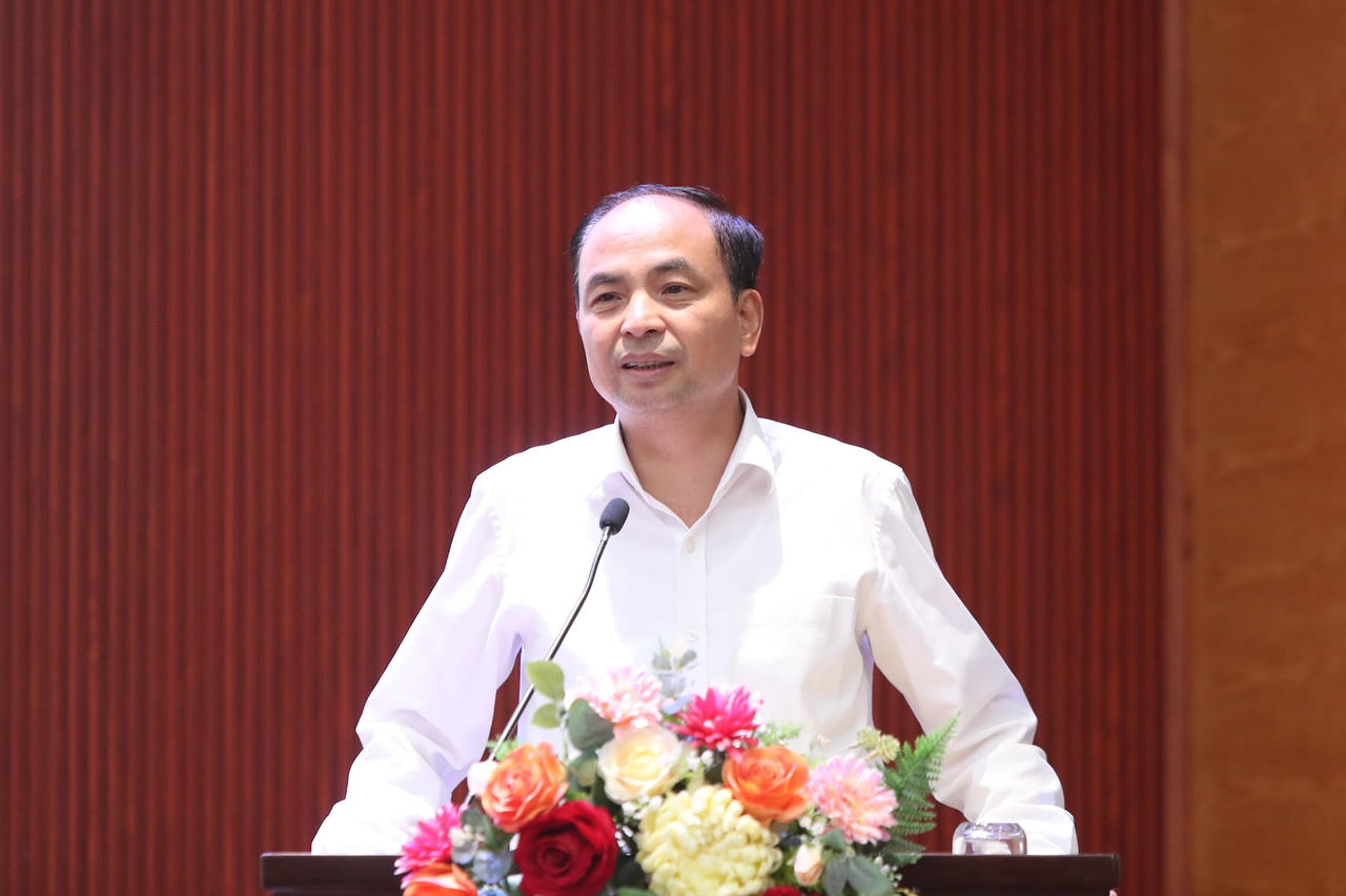 Bí thư Đảng ủy, Chủ tịch HĐND phường Tây Hồ Nguyễn Đình Khuyến biểu dương biểu dương sự vào cuộc đồng bộ, trách nhiệm của toàn hệ thống chính trị cùng sự tham gia tích cực của nhân dân, góp phần làm nên thành công của cuộc bầu cử; ngày bầu cử thực sự là ngày hội của toàn dân (ảnh Ngọc Tú).