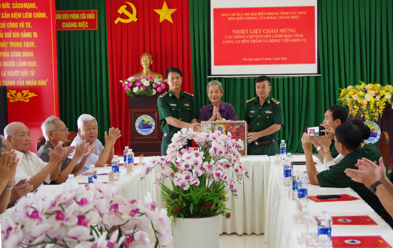 Đoàn công tác thăm, tặng quà động viên cán bộ, chiến sĩ Đồn Biên phòng Cửa khẩu Chàng Riệc.