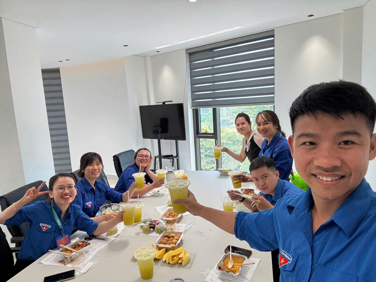 Đảng ủy, lãnh đạo Bộ Tư pháp tặng hoa chúc mừng 95 năm Ngày thành lập Đoàn TNCS Hồ Chí Minh