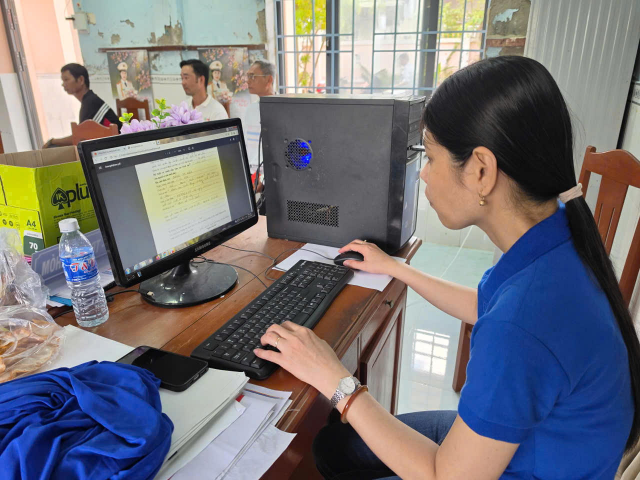 Người dân được hỗ trợ thực hiện dịch vụ công trực tuyến tại Nhà Văn hóa khóm An Trạch Đông.