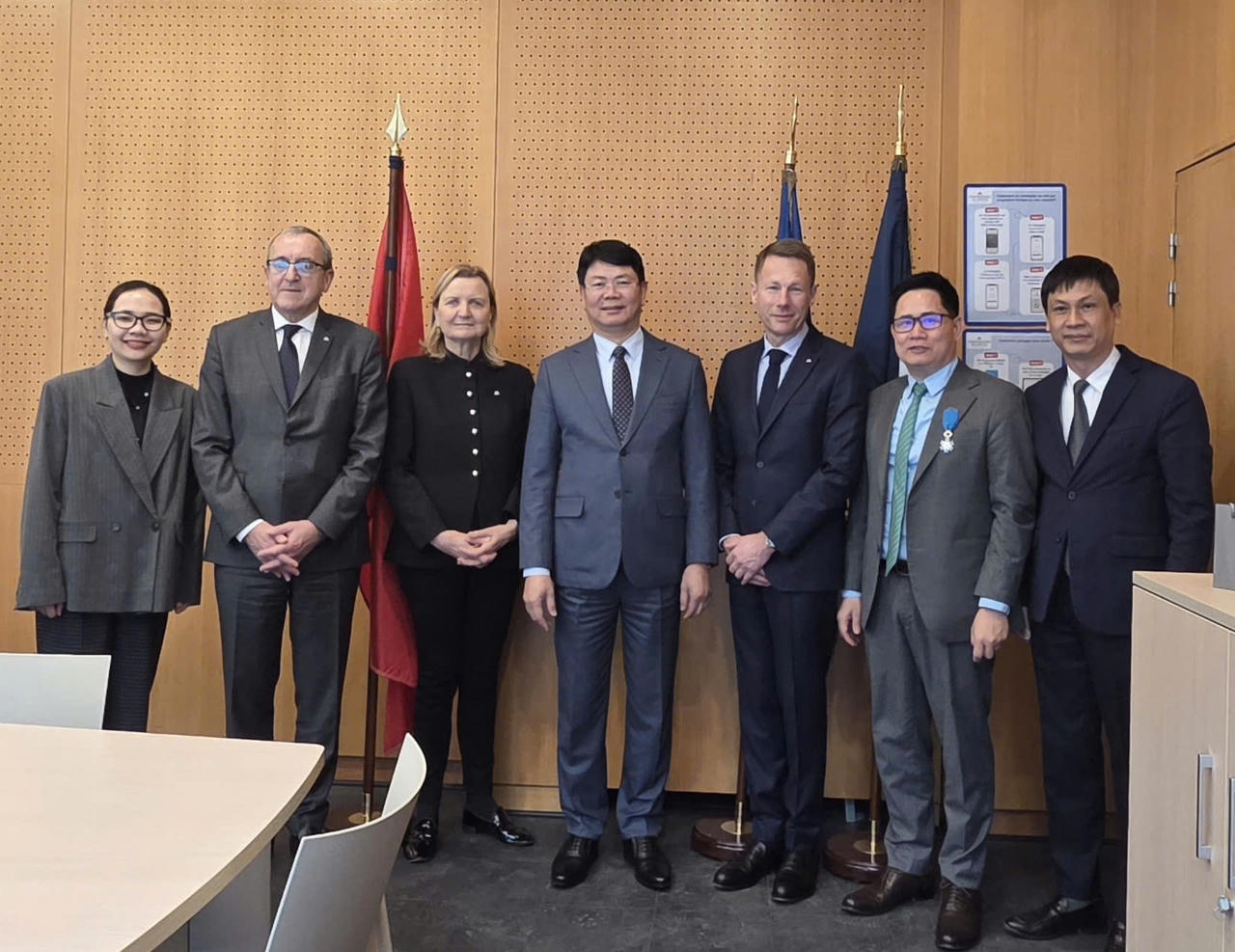 Thứ trưởng Nguyễn Thanh Tịnh và đoàn công tác gặp Hội đồng Thừa phát lại và Đấu giá viên Pháp.