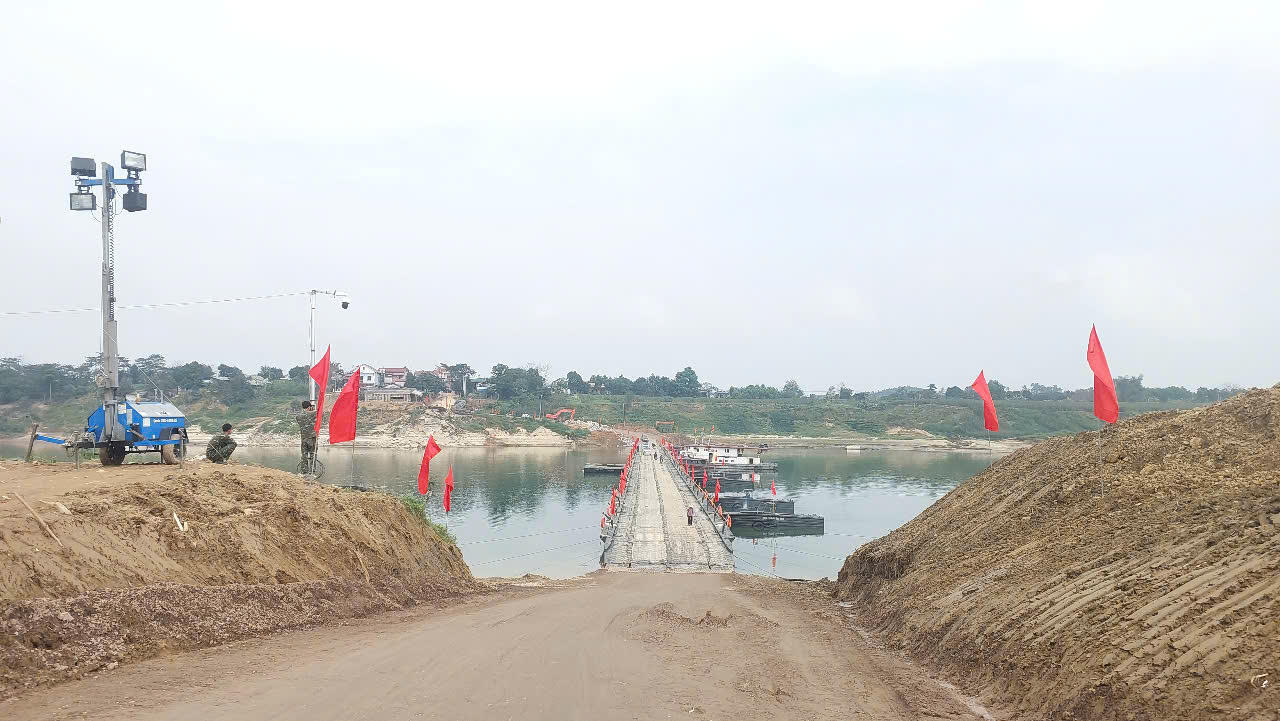 Do cầu Sông Lô cấm toàn bộ ô tô,&nbsp;Lữ đoàn 249 đã bắc một chiếc cầu phao qua sông Lô&nbsp;phục vụ nhu cầu đi lại của người dân từ sáng 16/2 (tức 29 Tết). (Ảnh: Đức Tuyển)