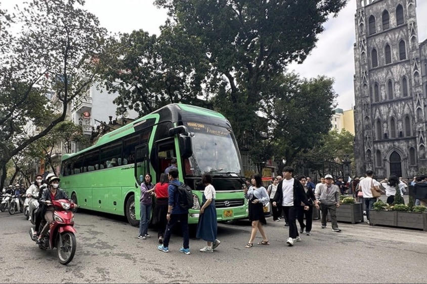 Xem xét cấp phép với xe hợp đồng trên 28 chỗ tại khu vực trung tâm Hà Nội