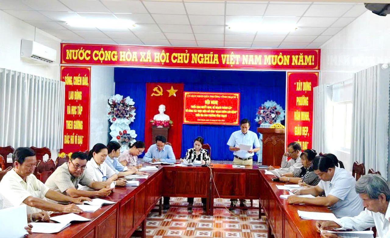 Bà Nguyễn Thị Xuân Quyên - Đảng ủy viên, Phó Chủ tịch UBND phường Vĩnh Trạch dự chỉ đạo triển khai mô hình (ngồi giữa); cùng ông Nguyễn Hoàng Phương - Phó Giám đốc Trung tâm Phục vụ hành chính công phường Vĩnh Trạch, thông qua kế hoạch thực hiện mô hình “Hành chính lưu động”.