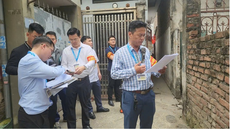 Cán bộ phường Đông Ngạc tuyên truyền, vận động người dân phối hợp kiểm đếm.