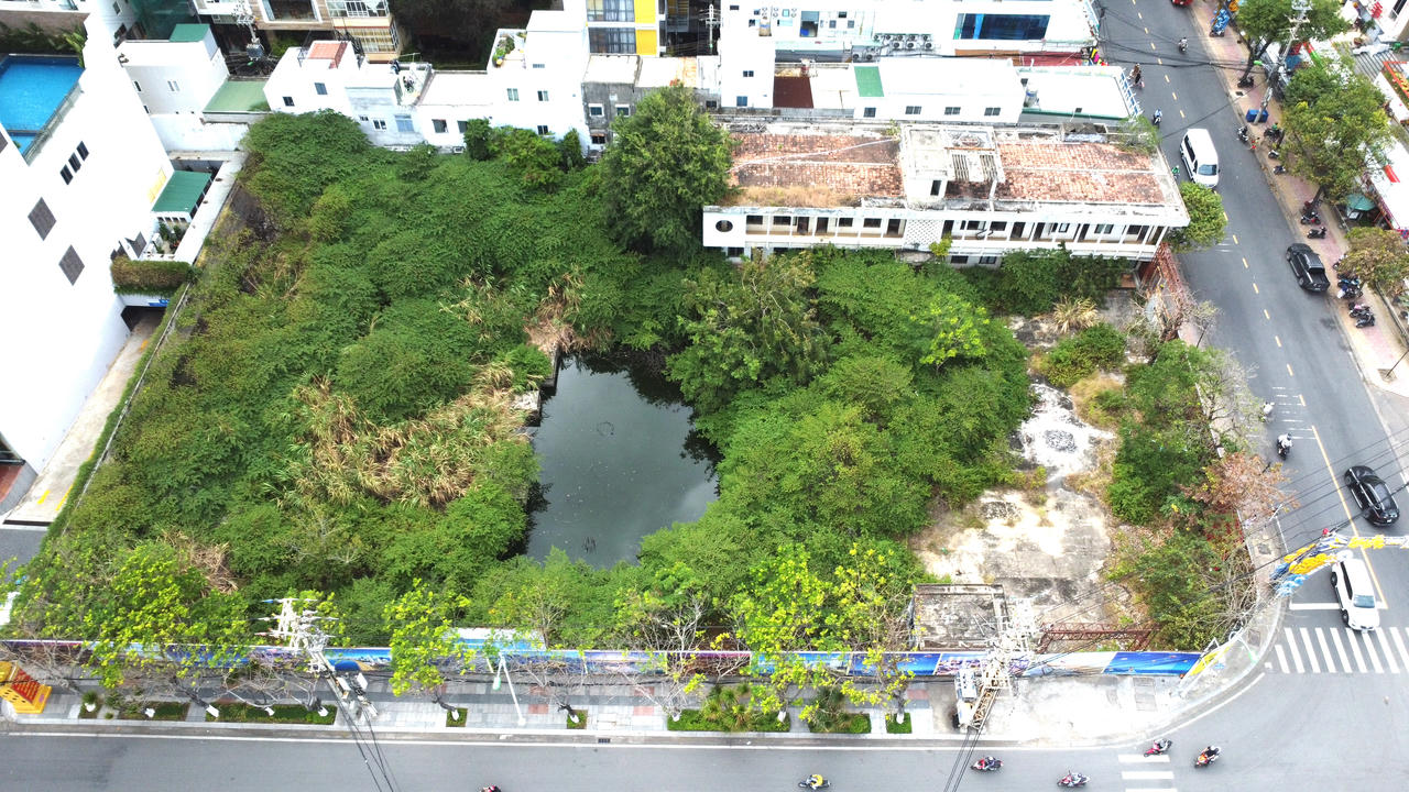 Khu đất 48-48A đường Trần Phú có hai mặt tiền giáp đường Trần Phú và Nguyễn Thị Minh Khai.