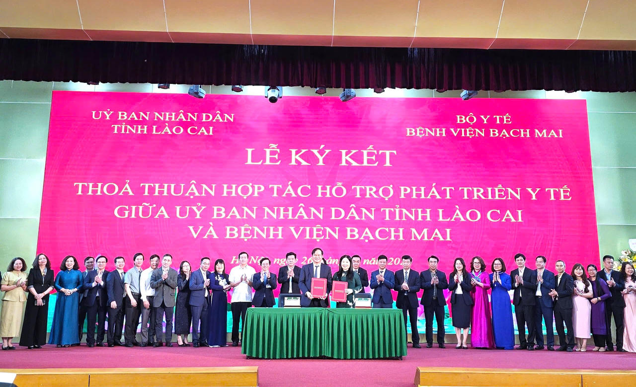 Phó Chủ tịch UBND tỉnh Lào Cai Vũ Thị Hiền Hạnh và PGS.TS Đào Xuân Cơ, Giám đốc Bệnh viện Bạch Mai ký kết thỏa thuận hợp tác.