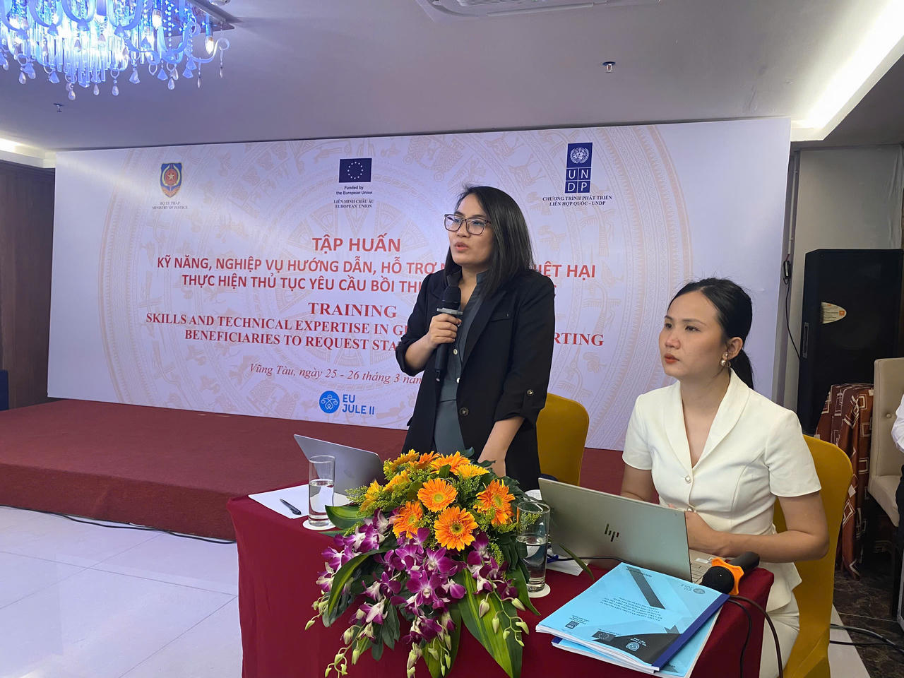 Bà Nguyễn Thị Long, giảng viên Trường Đại học Luật Hà Nội giảng viên chính tại hội nghị tập huấn.