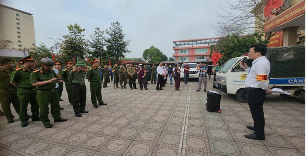 Buổi cưỡng chế do ông Nguyễn Văn Công - Phó Chủ tịch UBND phường trực tiếp chỉ huy.