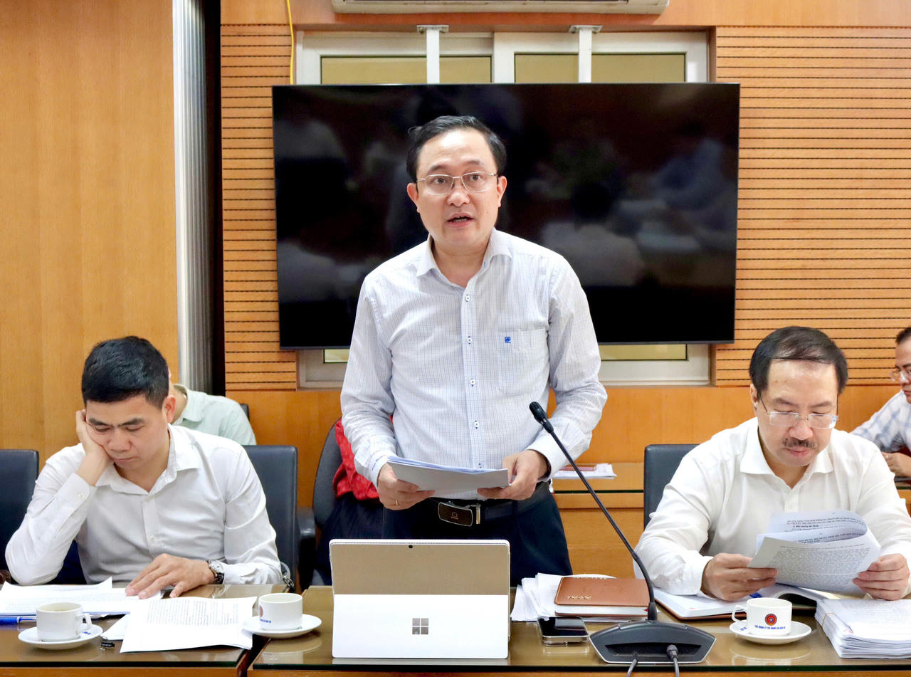 Phó Cục trưởng Cục PBGDPL và Trợ giúp pháp lý Phan Hồng Nguyên trình bày dự thảo.