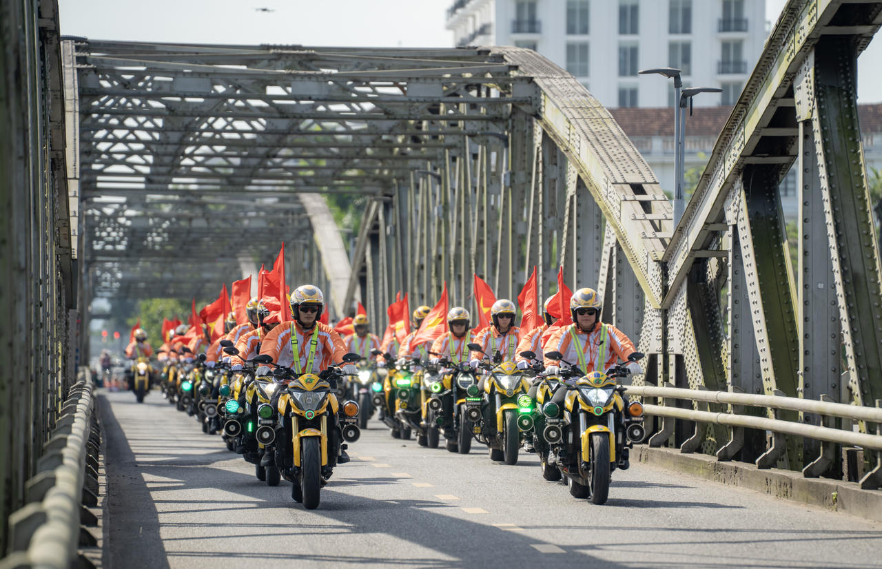 Nhịp thép của cầu Trường Tiền vẫn cong mềm, thanh thoát giữa vẻ thơ mộng của sông Hương.