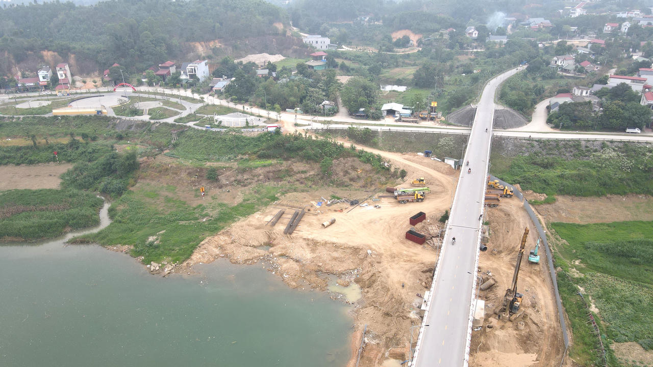 Sau khi hoàn thành giai đoạn 1 sẽ kiến nghị kiểm định, nghiệm thu theo giai đoạn để tổ chức thông xe hạn chế (xe con và người đi bộ), góp phần giảm áp lực giao thông cho người dân. (Ảnh: Đức Tuyển)