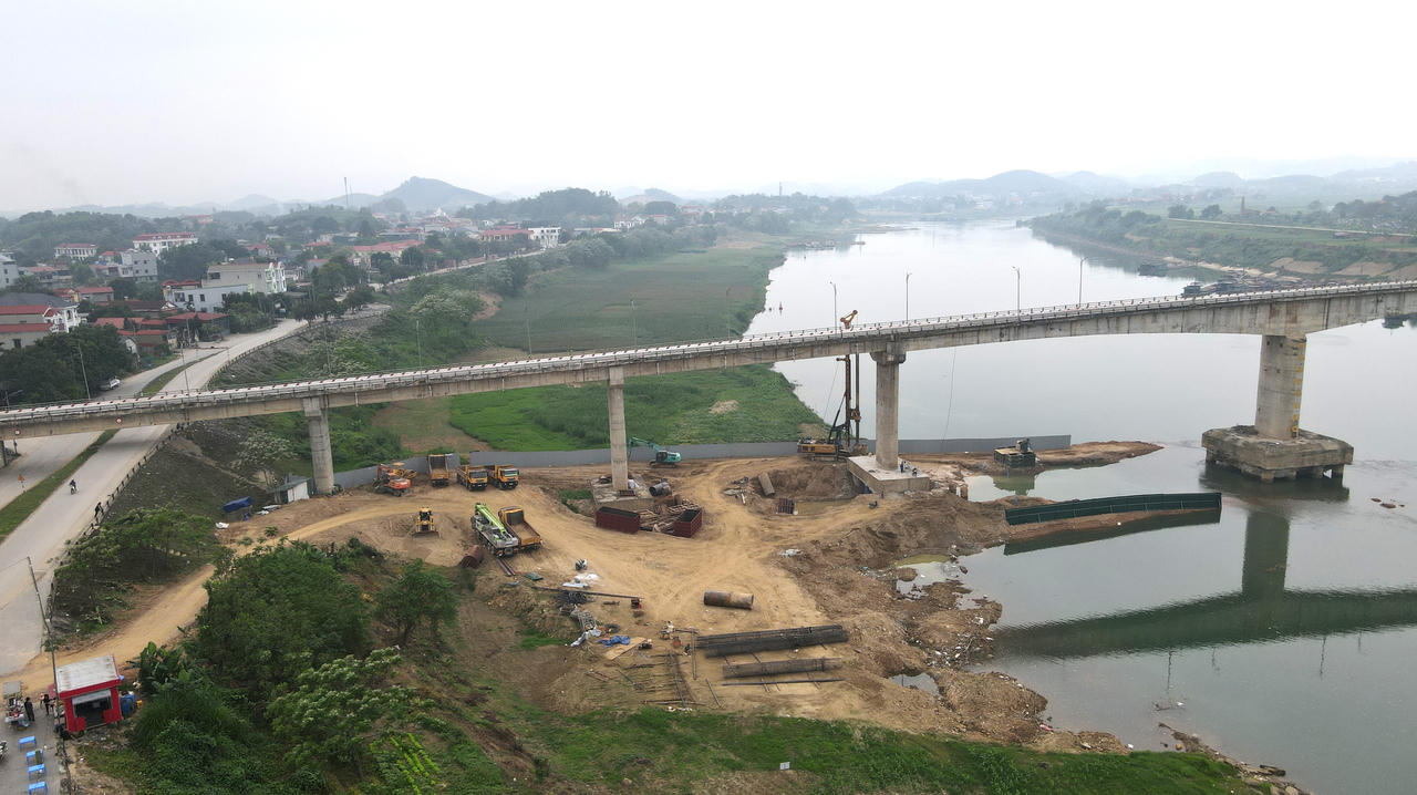 Phú Thọ: Cận cảnh công trình sửa chữa hư hỏng cầu sông Lô