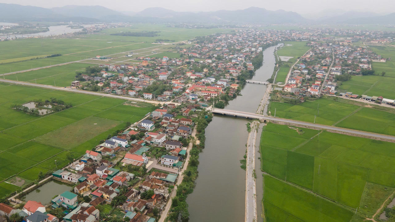 Tuyến đường trăm tỷ “đắp chiếu” giữa khu dân cư do vướng mặt bằng chưa được tháo gỡ.