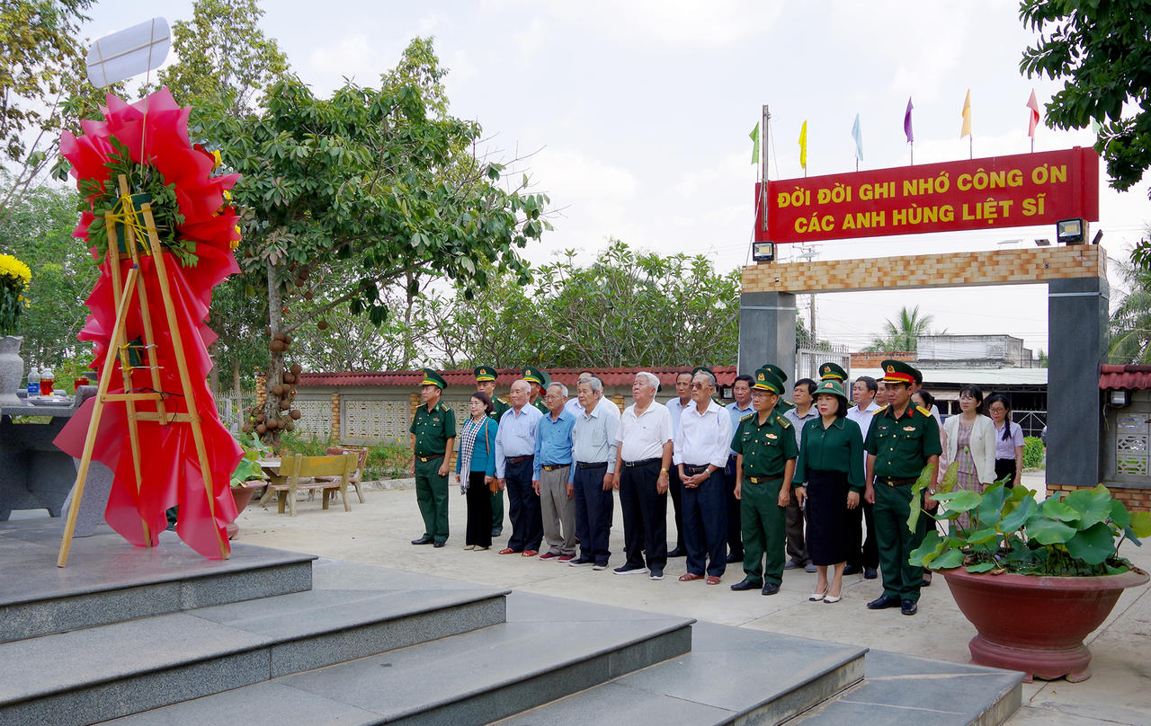 Đoàn công tác đã dâng hoa, thắp hương tưởng niệm các anh hùng liệt sĩ tại Bia tưởng niệm liệt sĩ Đồn Biên phòng Cửa khẩu Phước Tân.