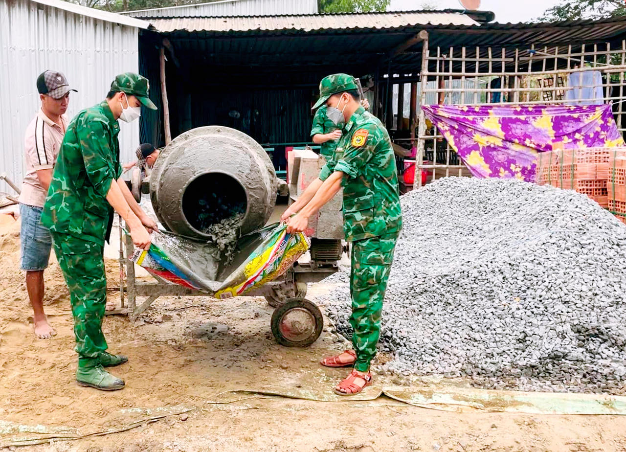 Cán bộ, chiến sĩ BĐBP Tây Ninh giúp dân xây dựng nhà tình thương trong thực hiện mô hình “Mỗi tuần một địa chỉ”.