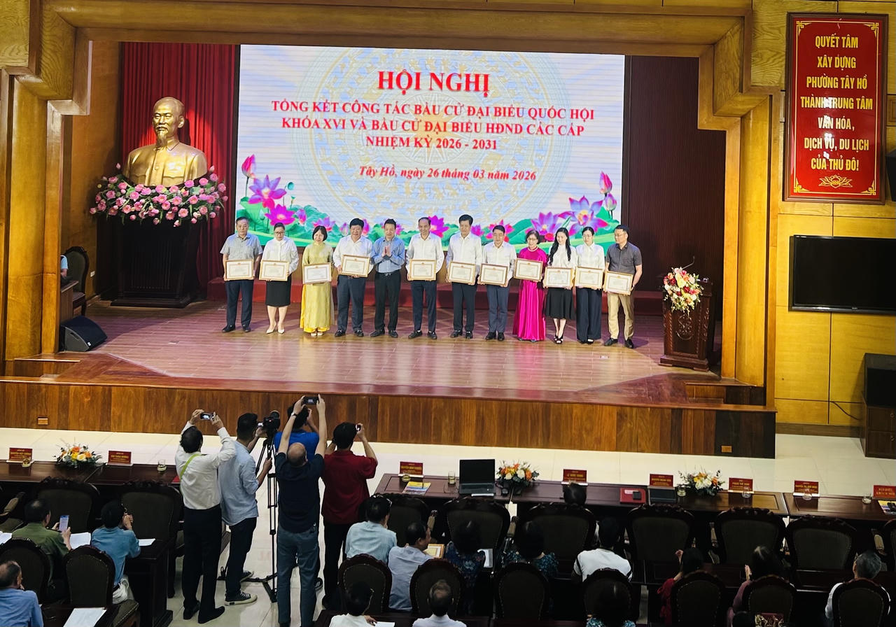 Các tập thể, cá nhân có thành tích tiêu biểu được nhận Bằng khen của Chủ tịch UBND thành phố (ảnh Thùy Dương).